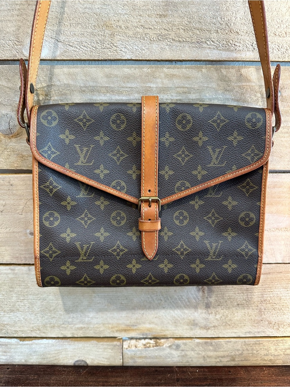 Rare Vintage Louis Vuitton Portable Serviette Crossbody ✨
